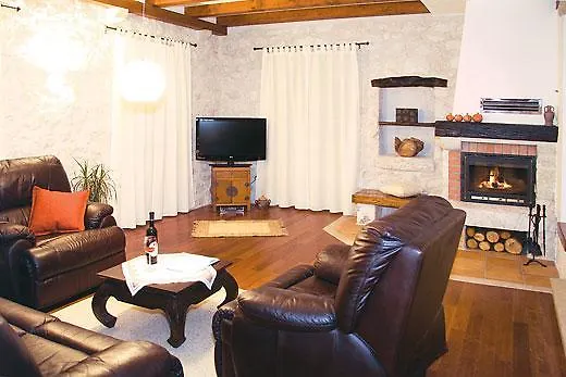 Vila Kameni Dvori Lovorno