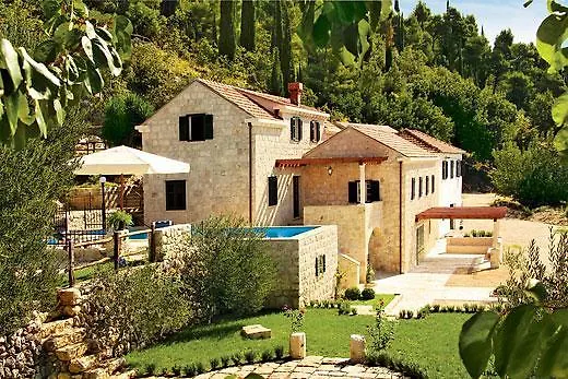 Vila Kameni Dvori Lovorno