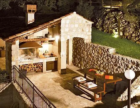 Kameni Dvori Lovorno